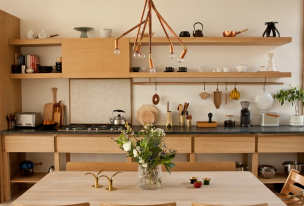 Dapur dengan sentuhan warna alami seperti cokelat dan hijau daun